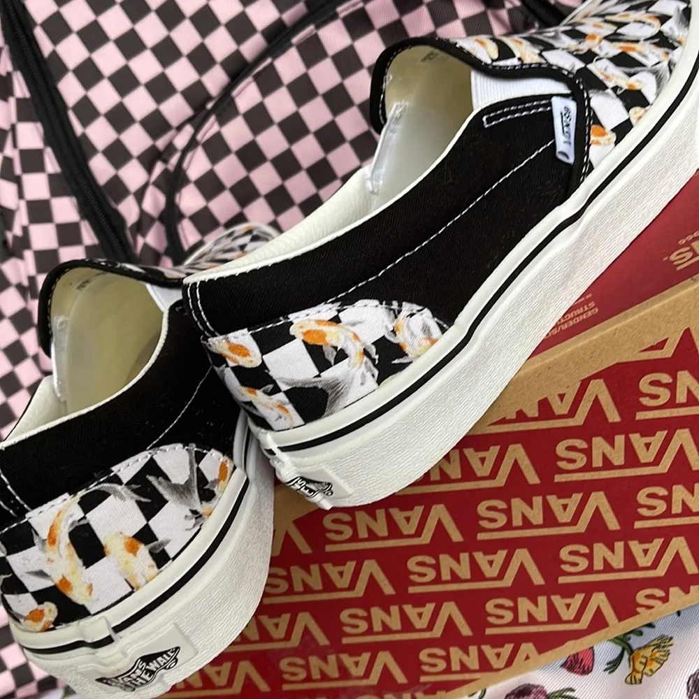 Vans WMNS Classic Slip-0n
Checkerboard Koi/Black
VN0A5JMHVG3
Sneakers - Picture 15 of 16